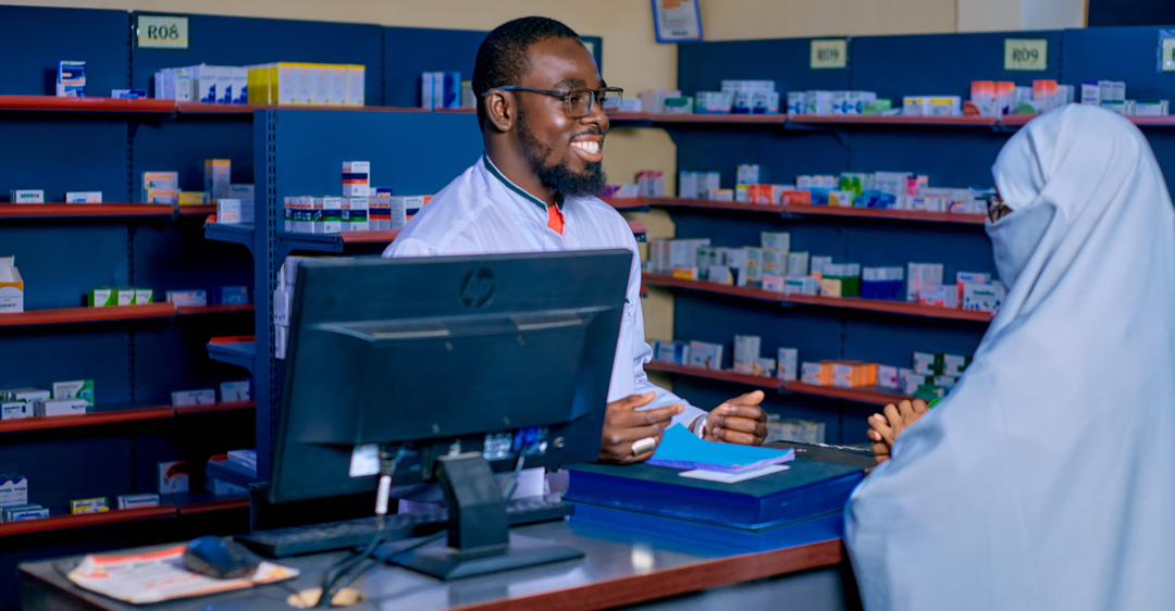 Pharmacien conseillant une cliente à la Pharmacie Centrale de Niamey