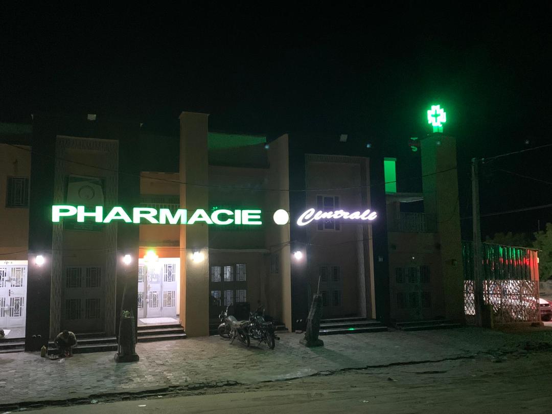 Façade nuit de la Pharmacie Centrale, enseigne lumineuse Niamey