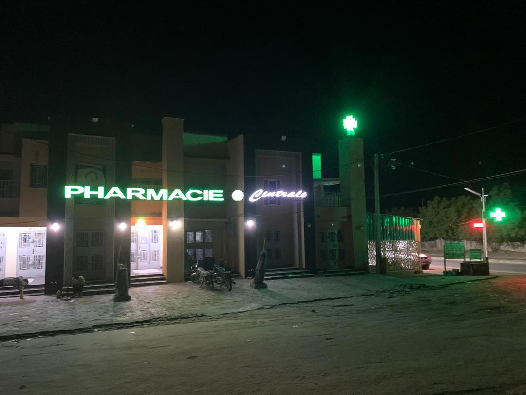 Pharmacie Centrale Niamey — vue façade nocturne