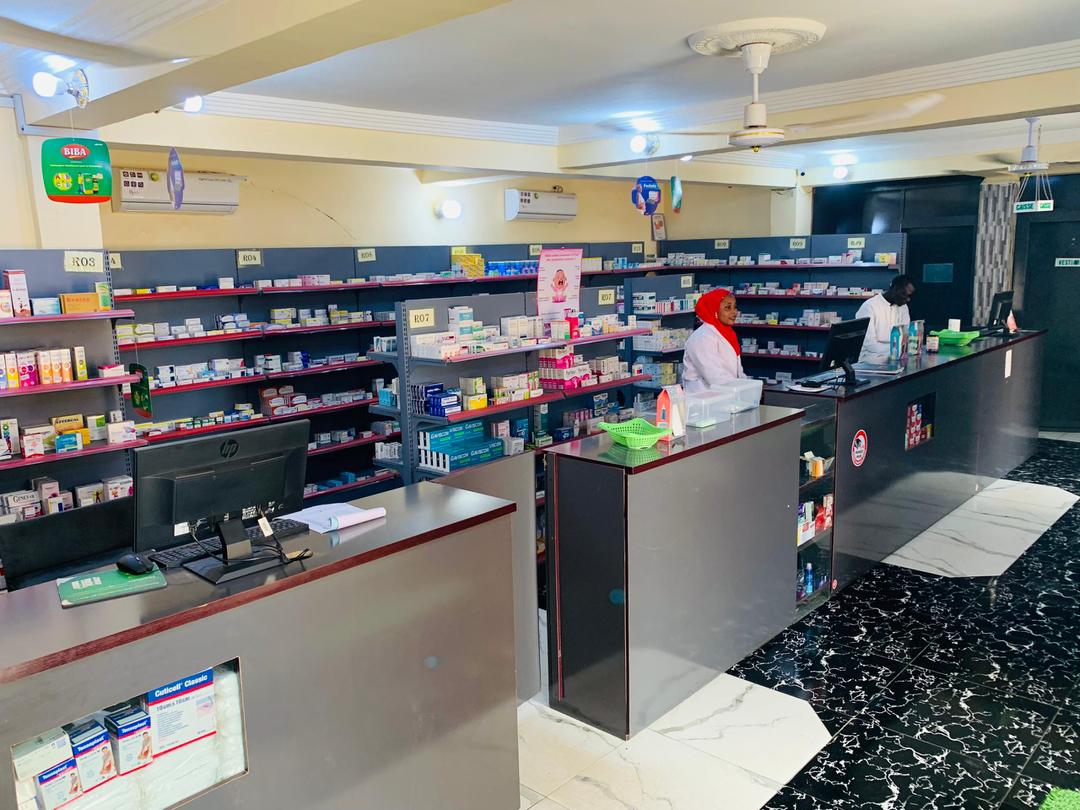 Intérieur de la Pharmacie Centrale Niamey — comptoir et rayons