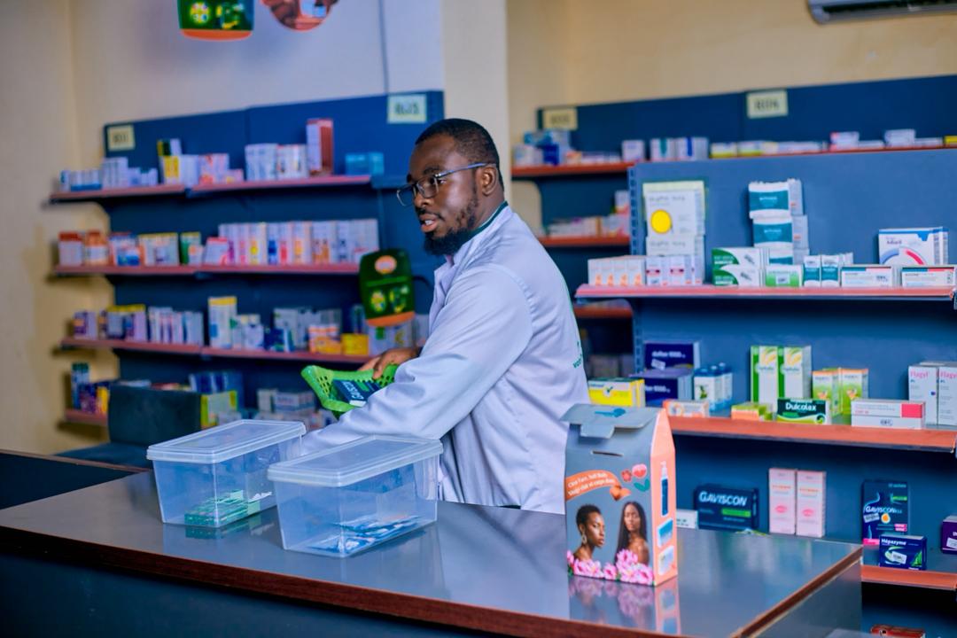 Pharmacien conseillant une cliente avec attention